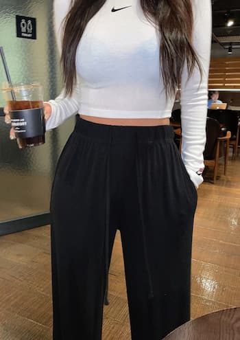white button up black crop top black trousers outfit  Black trousers outfit,  Trousers outfit korean, Trouser outfit